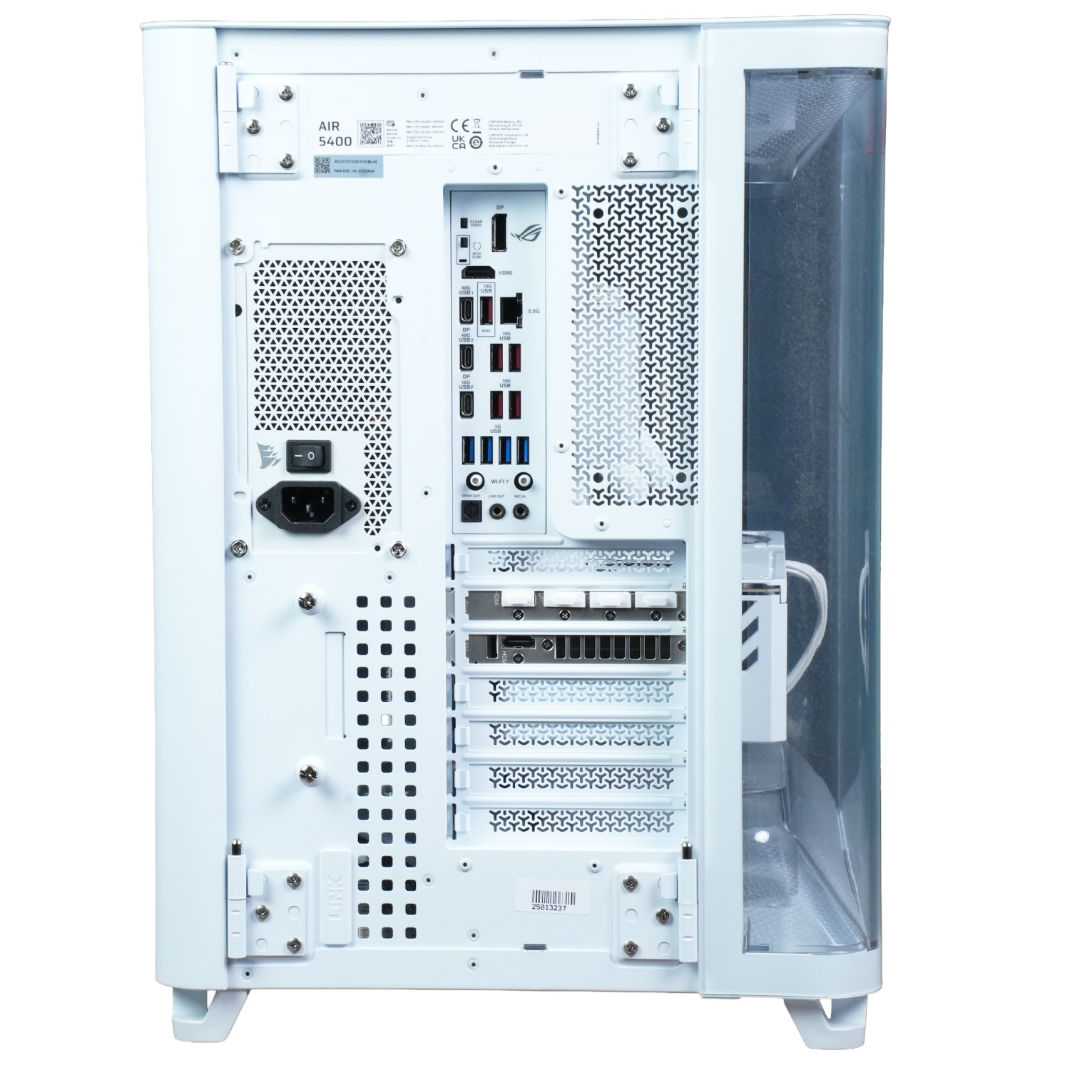 Vista trasera de una caja de PC blanca con puertos y rejillas de ventilación.