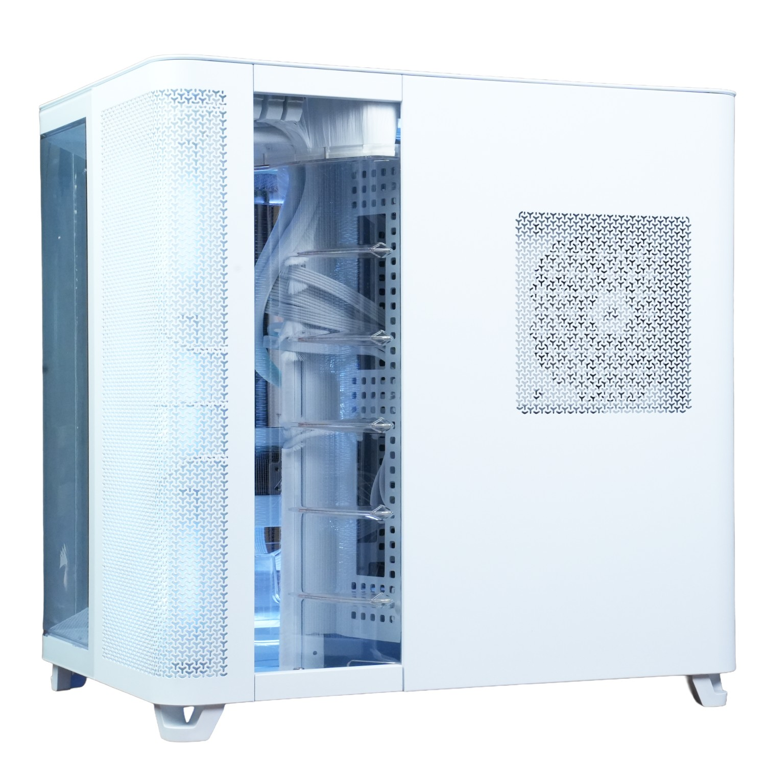 Una caja de PC blanca con frente de cristal y paneles ventilados. Se ven LEDs azules y cables dentro.