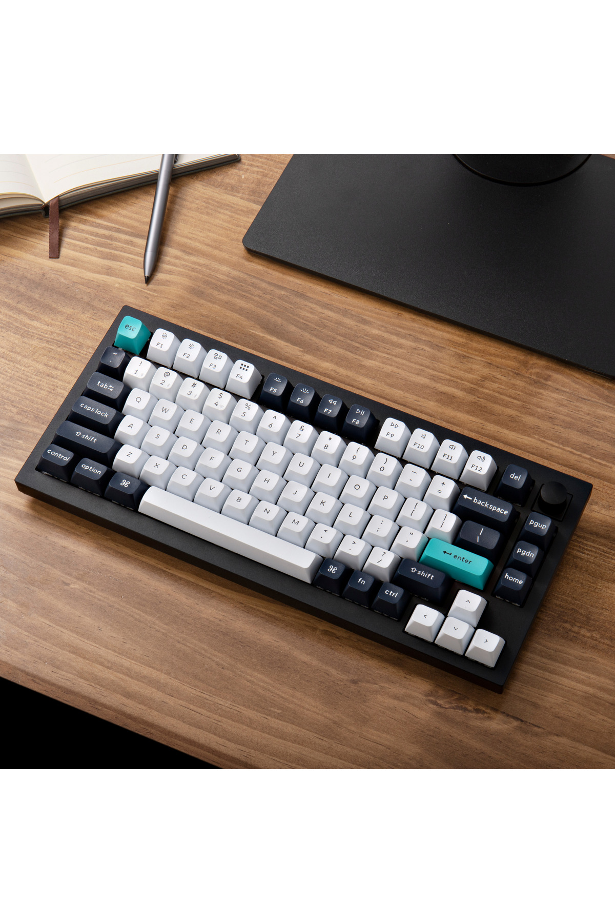 Un teclado negro con teclas blancas y azules sobre un escritorio de madera.