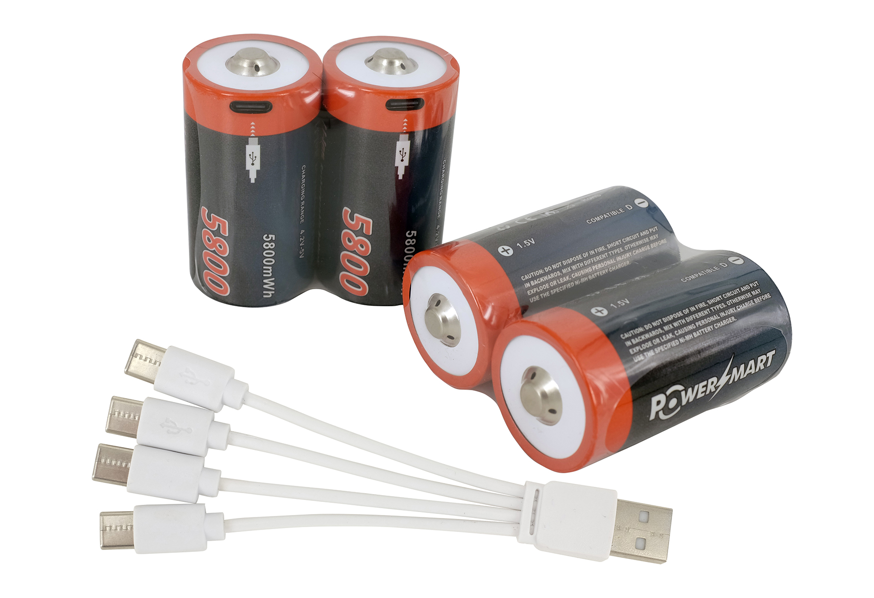 Quattro cavi USB e due paia di batterie su sfondo bianco.