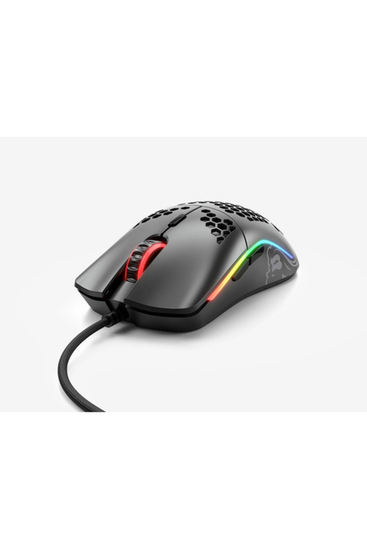 Beyaz arka plan üzerinde RGB aydınlatmalı siyah oyuncu faresi.