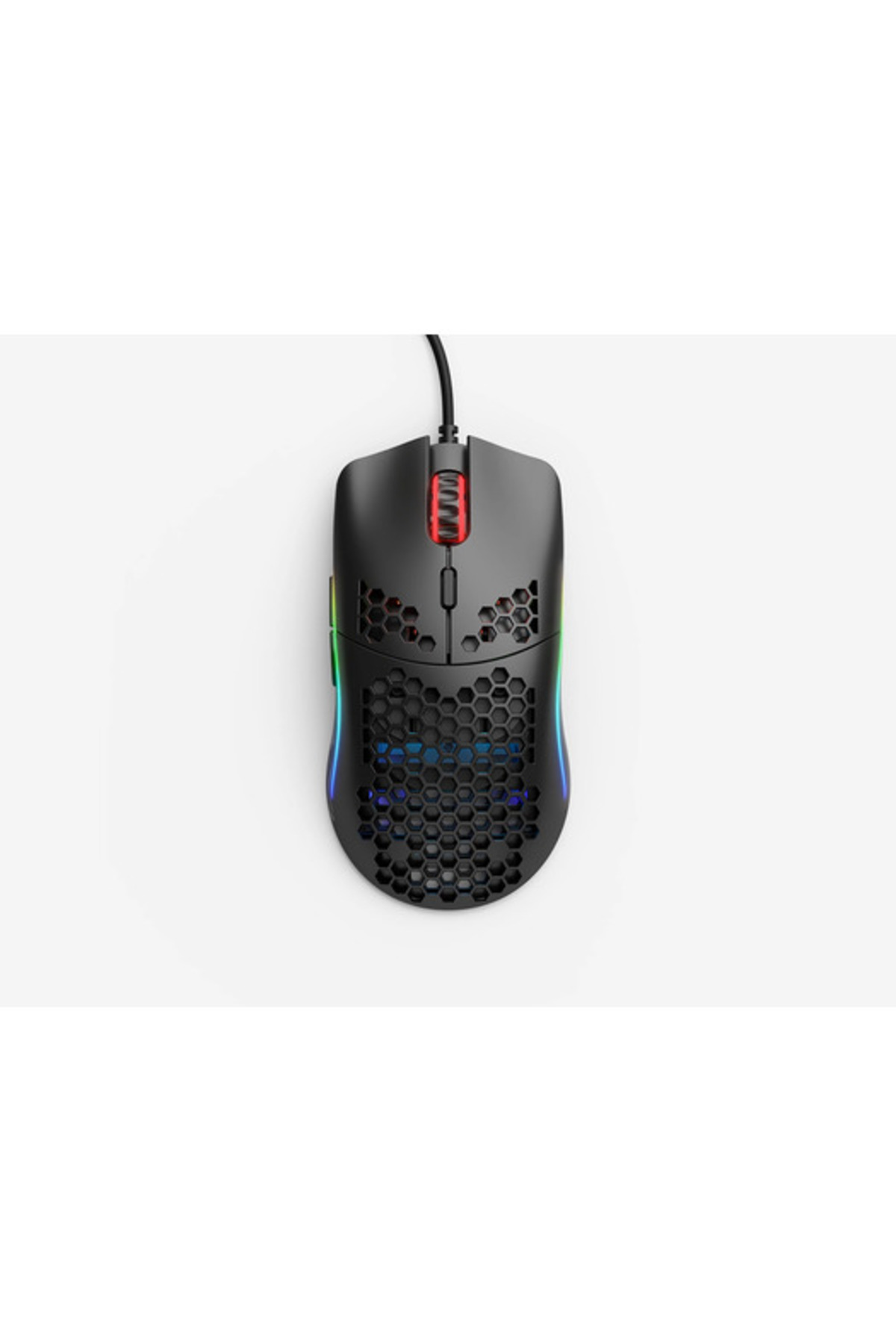 Beyaz arka plan üzerinde RGB aydınlatmalı siyah petekli oyuncu faresi.