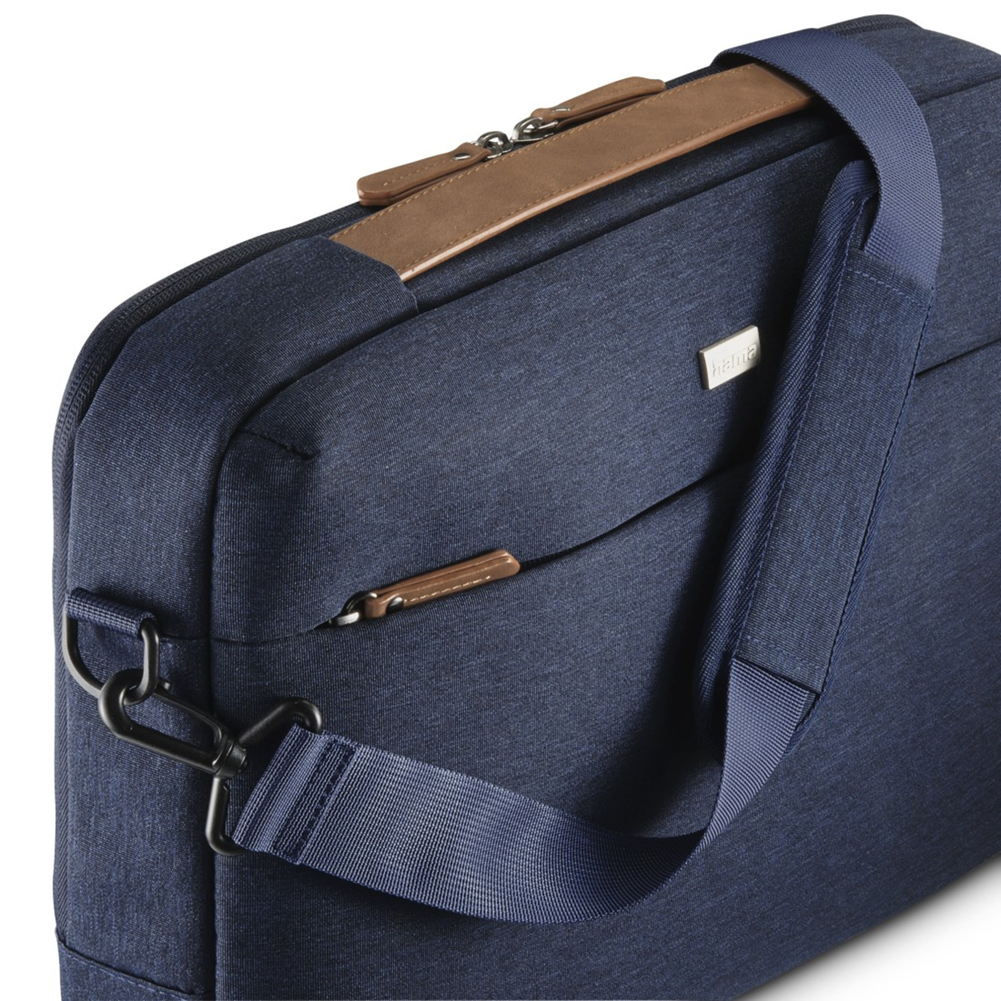 Borsa blu scuro con accenti in pelle marrone, cerniera e tracolla.