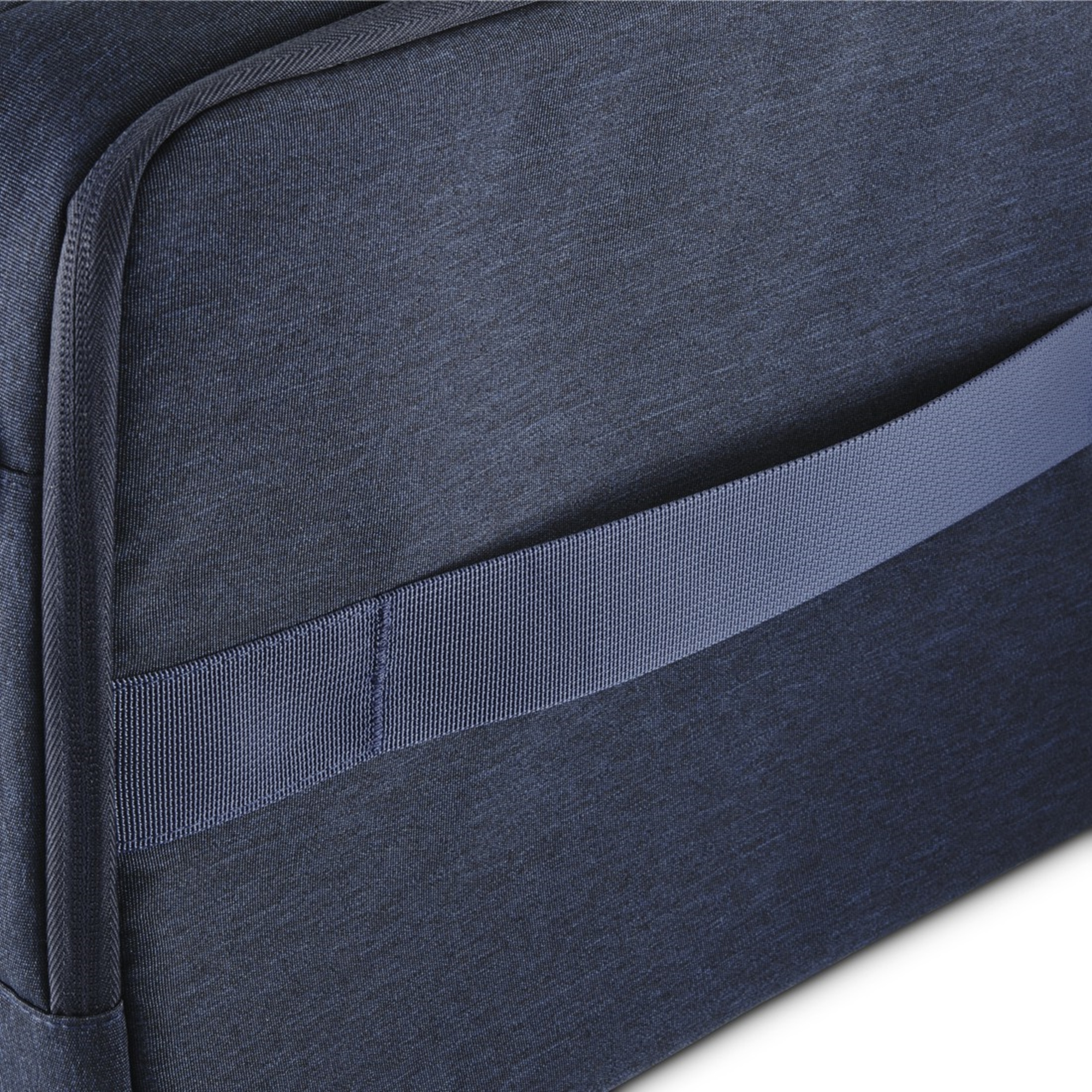 Primo piano di una borsa in tessuto blu scuro con tracolla.