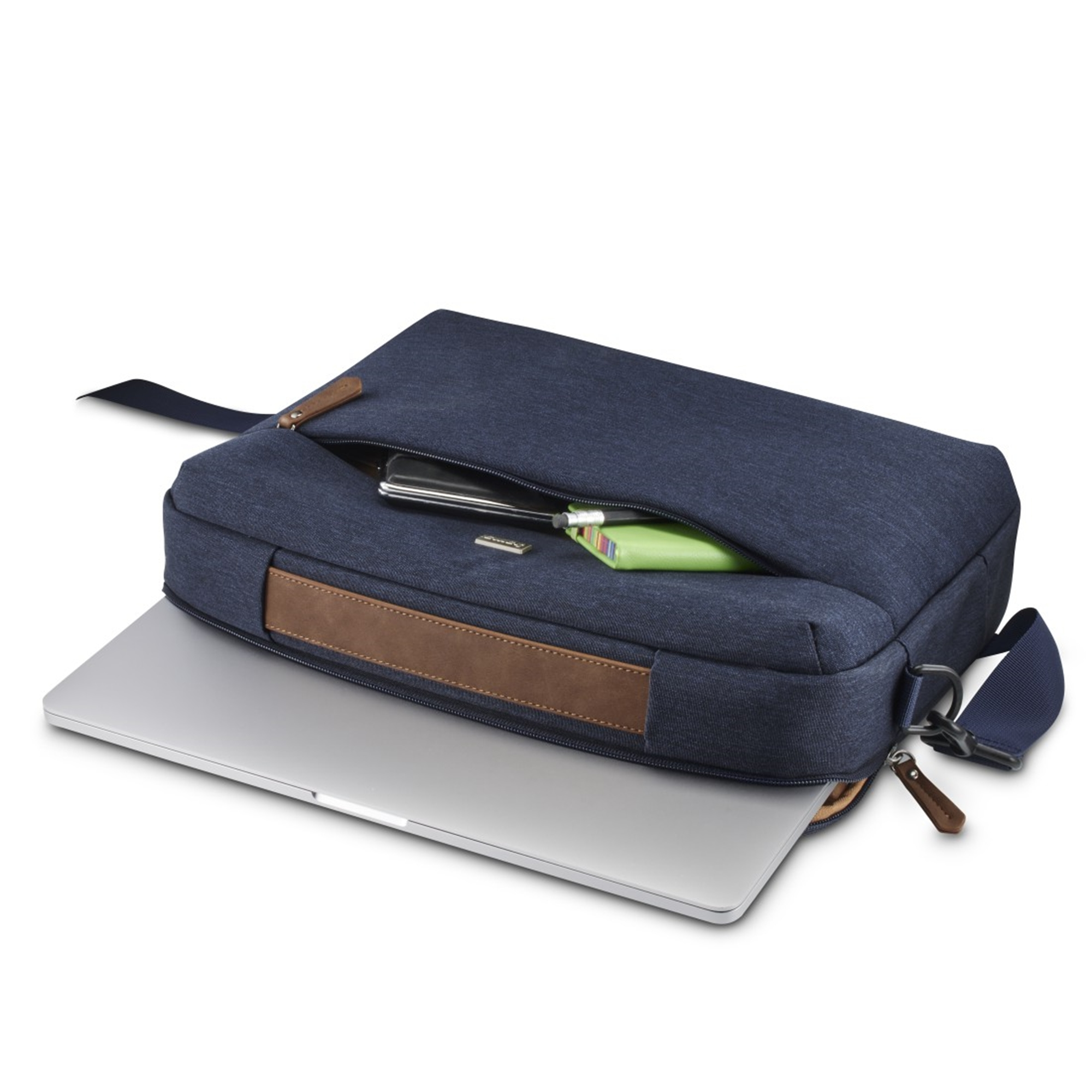 Una borsa blu per laptop con accenti in pelle marrone, un laptop accanto.