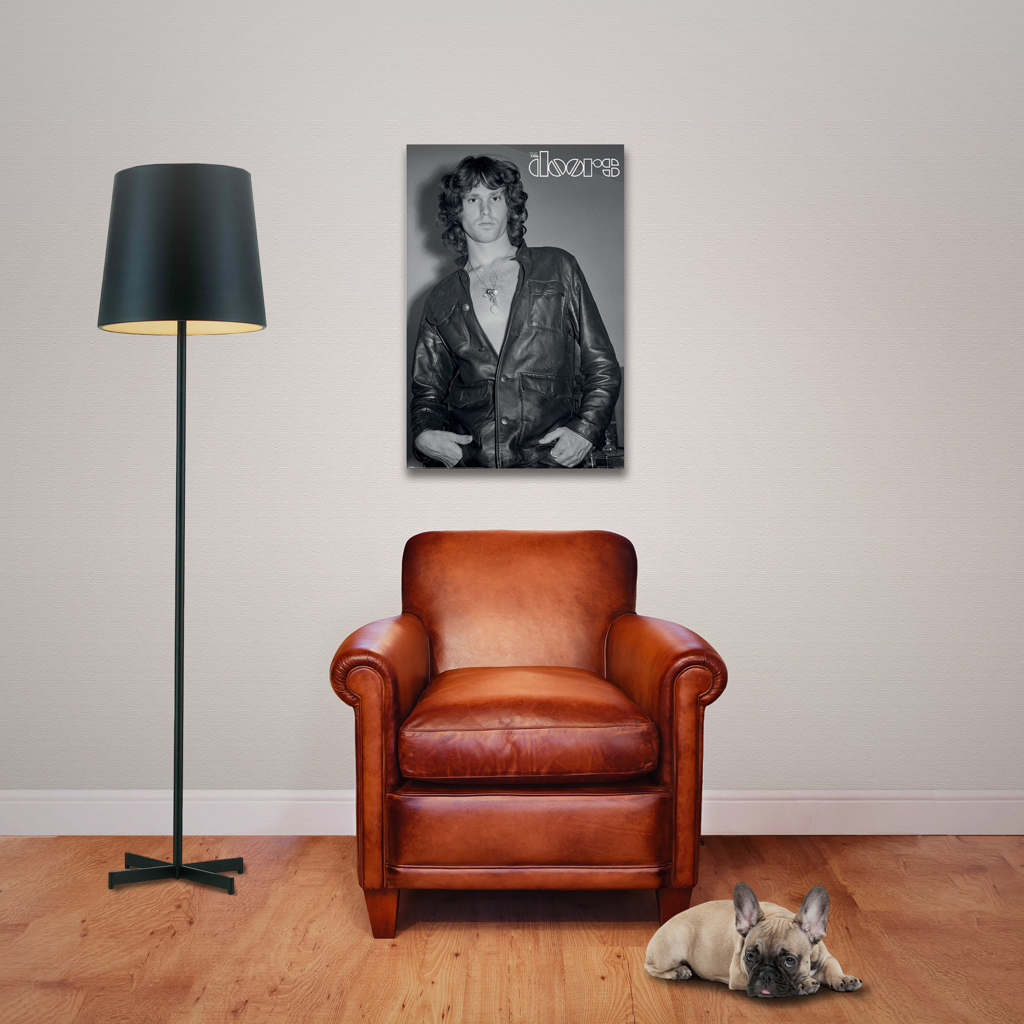 Ein Hund liegt neben einem Ledersessel. Ein Poster und eine Stehlampe sind an der Wand.