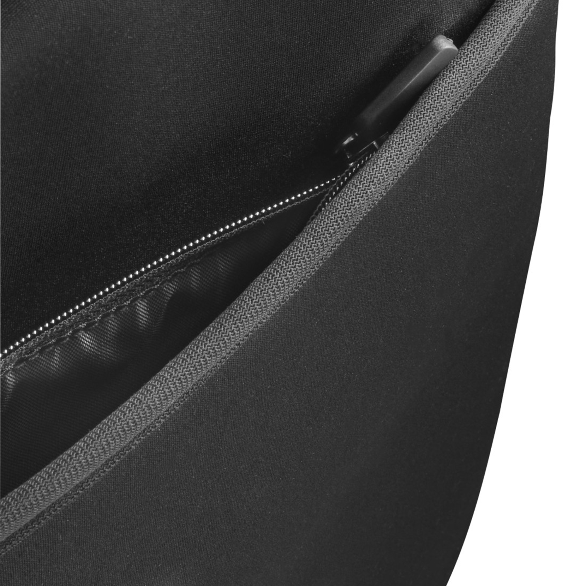 Zbliżenie czarnego zamka błyskawicznego przy torbie.