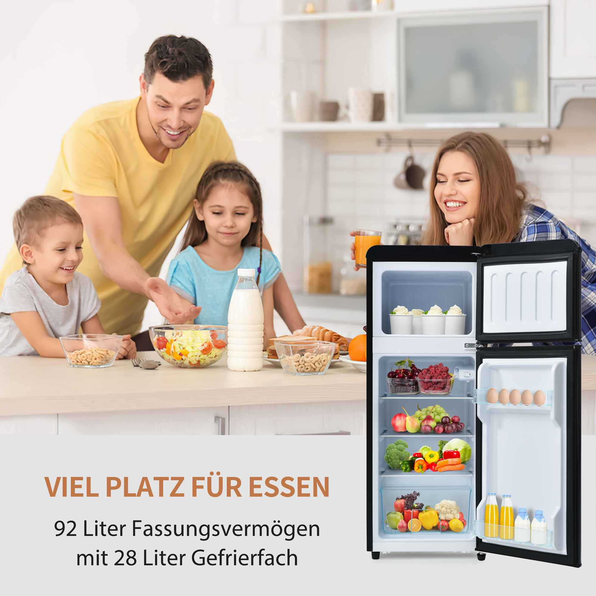 Familie steht um Kühlschrank herum, der mit Lebensmitteln gefüllt ist.