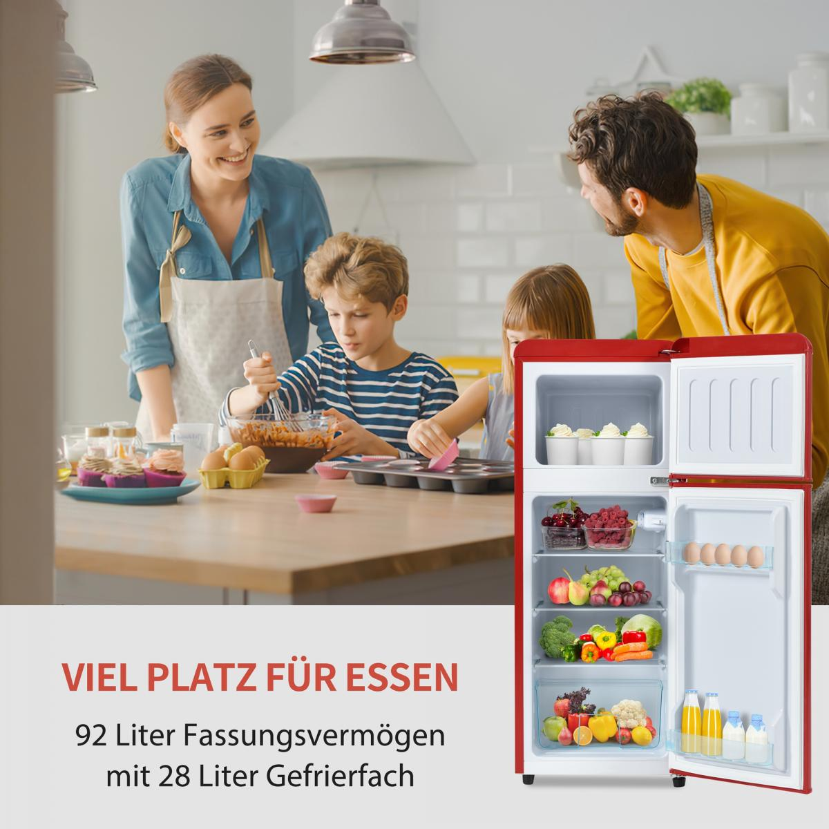 Eine Familie backt zusammen in der Küche, daneben ein roter Kühlschrank.