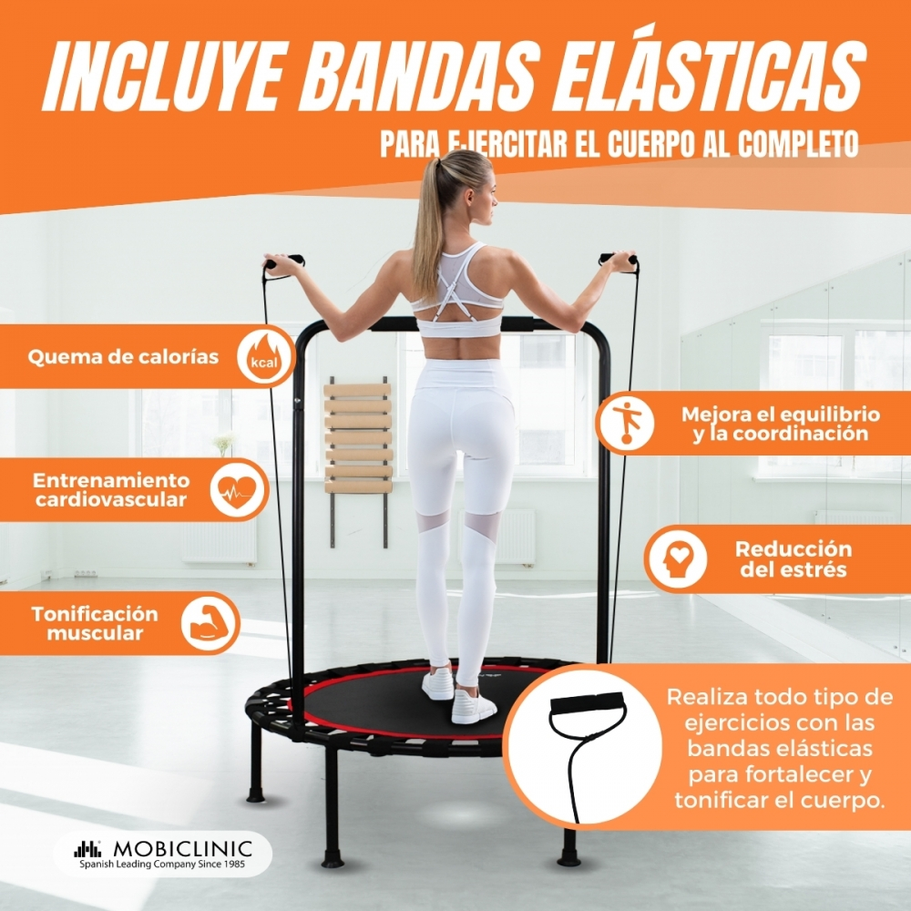 Mujer en trampolín usando bandas elásticas para un entrenamiento corporal completo.