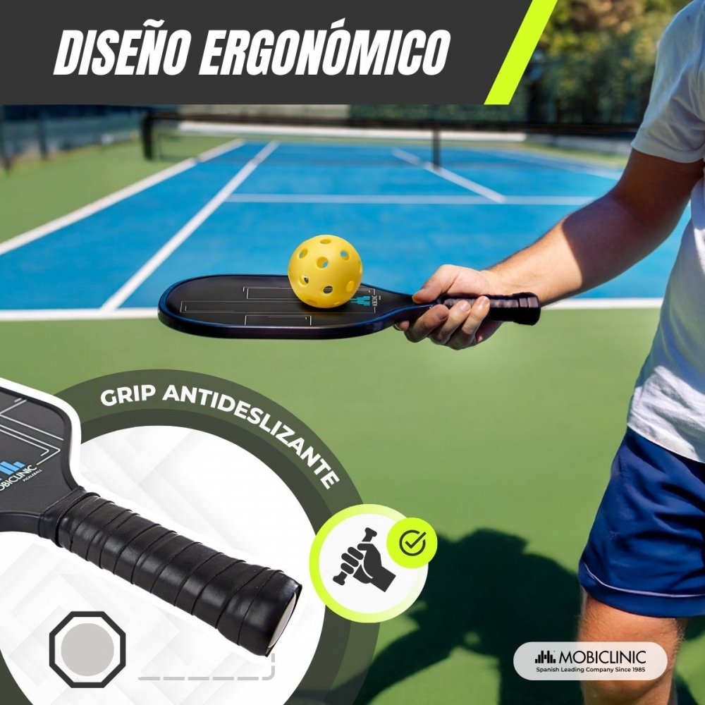 Hombre sostiene pala de pickleball con pelota amarilla en cancha azul y verde.