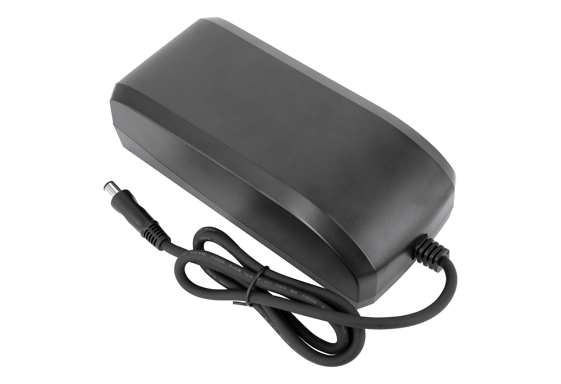 Ein schwarzes Ladegerät mit Kabel und Stecker auf weißem Hintergrund.