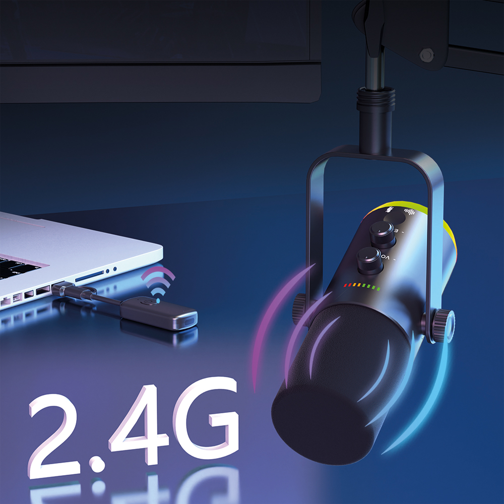 Bir USB dongle bir dizüstü bilgisayara takılıdır. Bir mikrofon bir montaja asılıdır.