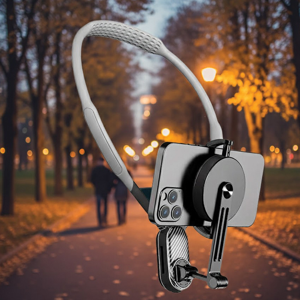Boyun askılı bir telefon tutucu, bulanık bir park arka planının önünde duruyor.