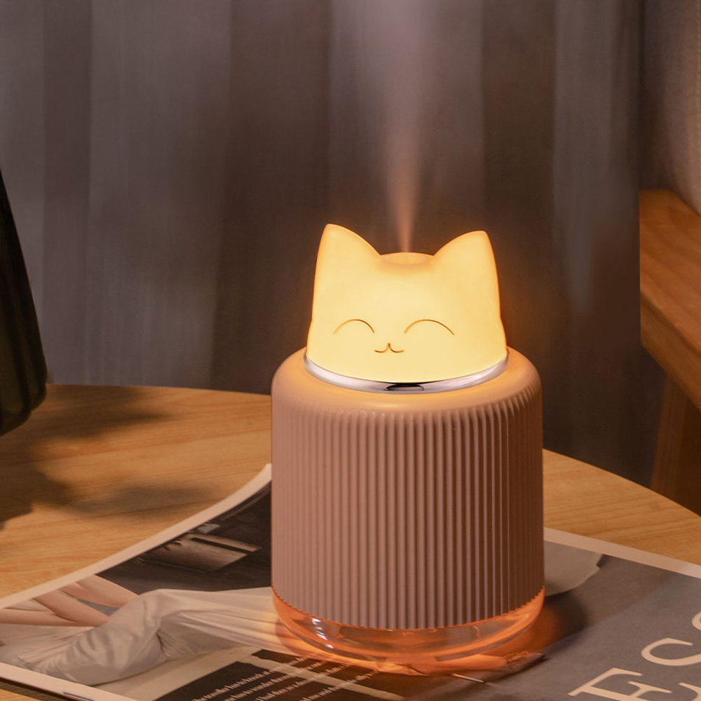 Buhar yayan aydınlatmalı kedi başlığına sahip pembe difüzör.