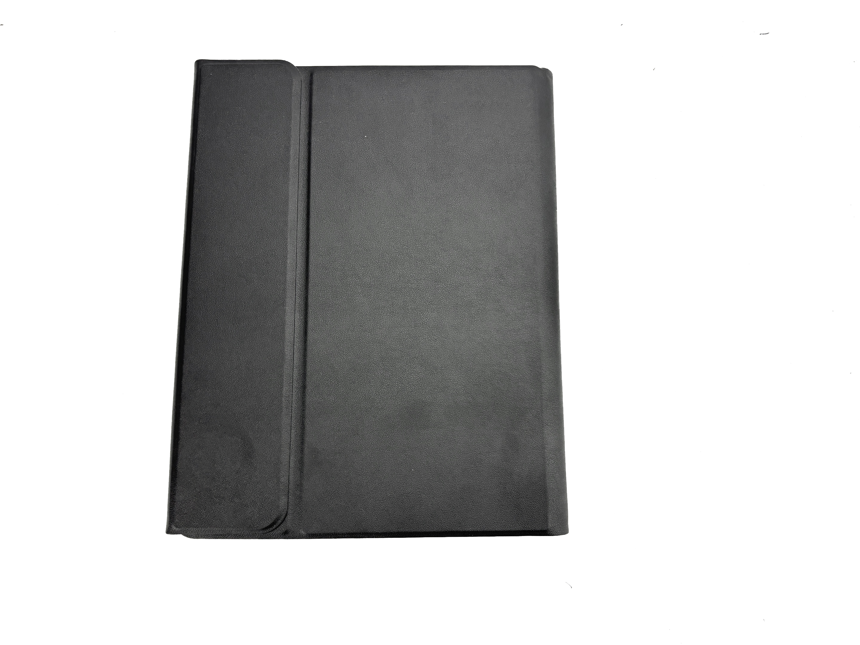 Ein schwarzer Tablet-Ständer liegt auf weißem Hintergrund.