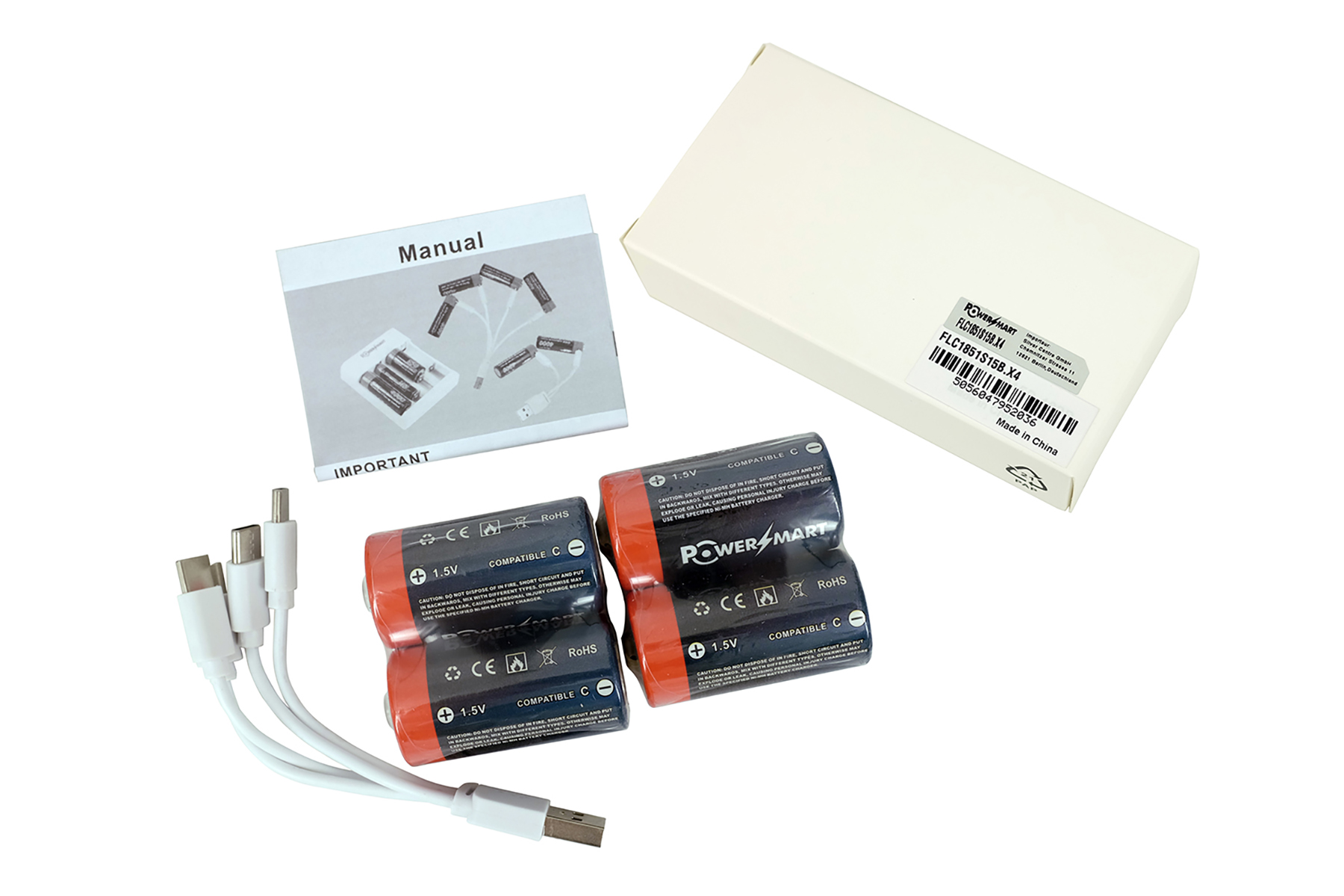Batterien mit Ladekabel, Handbuch und Verpackung auf weißem Hintergrund.