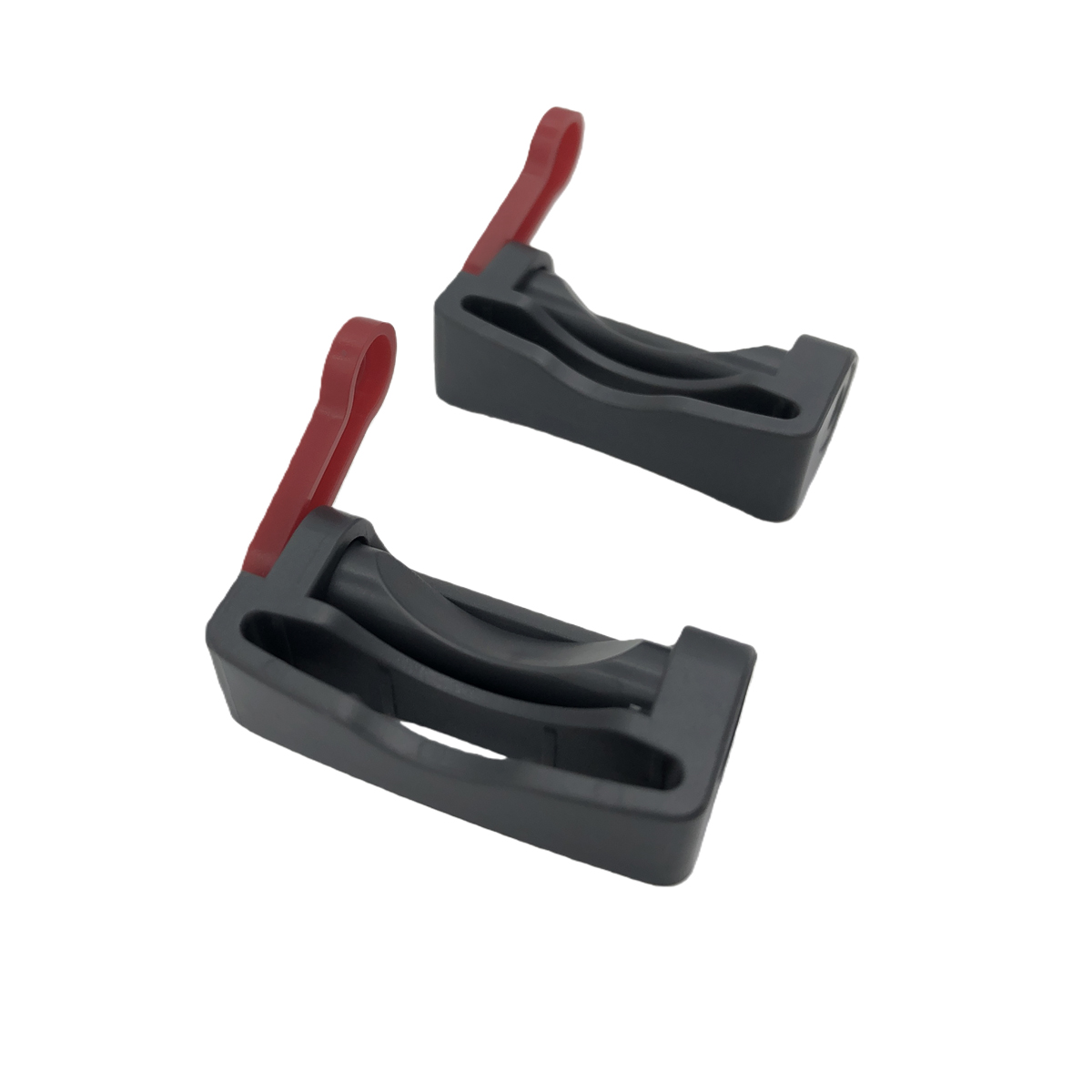 Dos cuñas negras con mangos rojos yacen sobre fondo blanco.