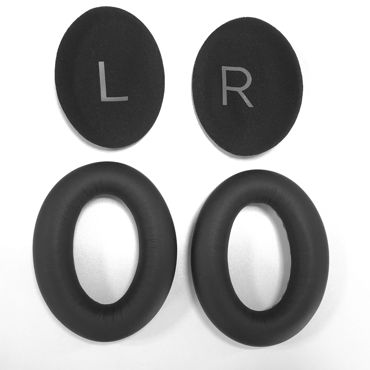 Czarne nauszniki z oznaczeniami L i R, na białym tle.