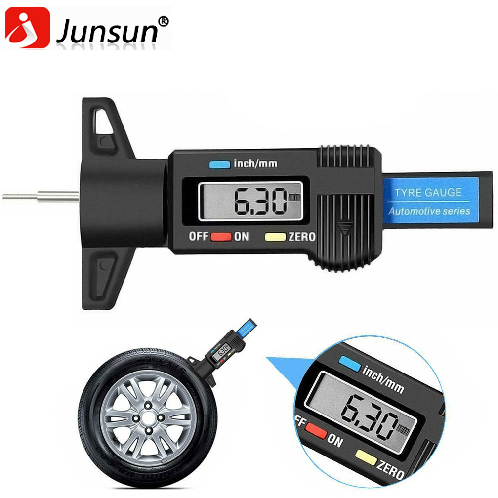 Calibrador digital de profundidad de banda de rodadura de 6,30 mm junto a un neumático de coche.