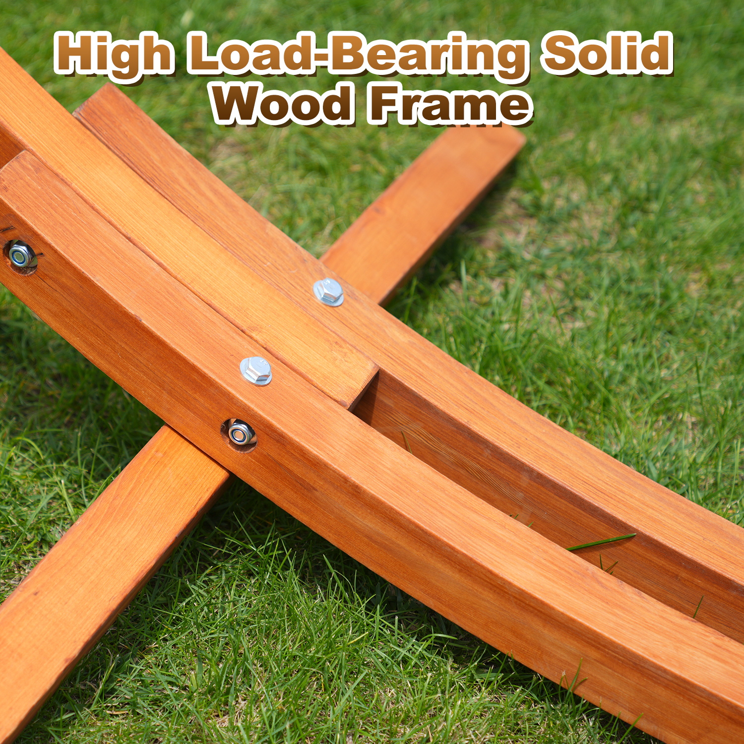 Wytrzymała drewniana rama z śrubami na trawie.