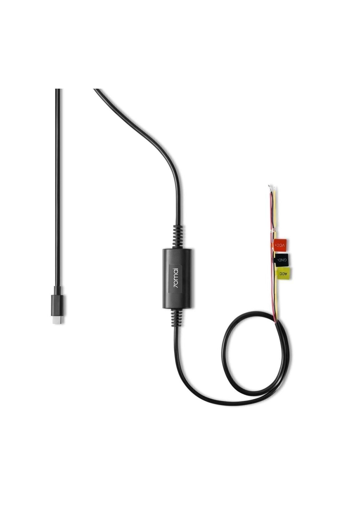 USB-C konektörlü ve işaretli adaptörlü siyah kablo.