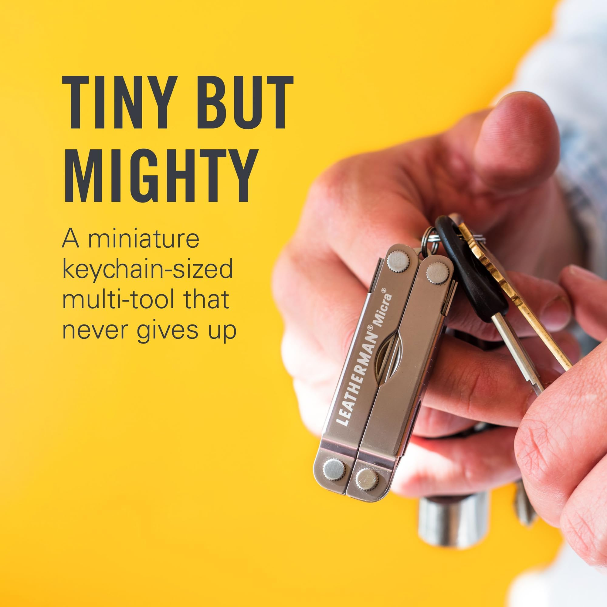 Person hält Schlüsselbund mit Multitool