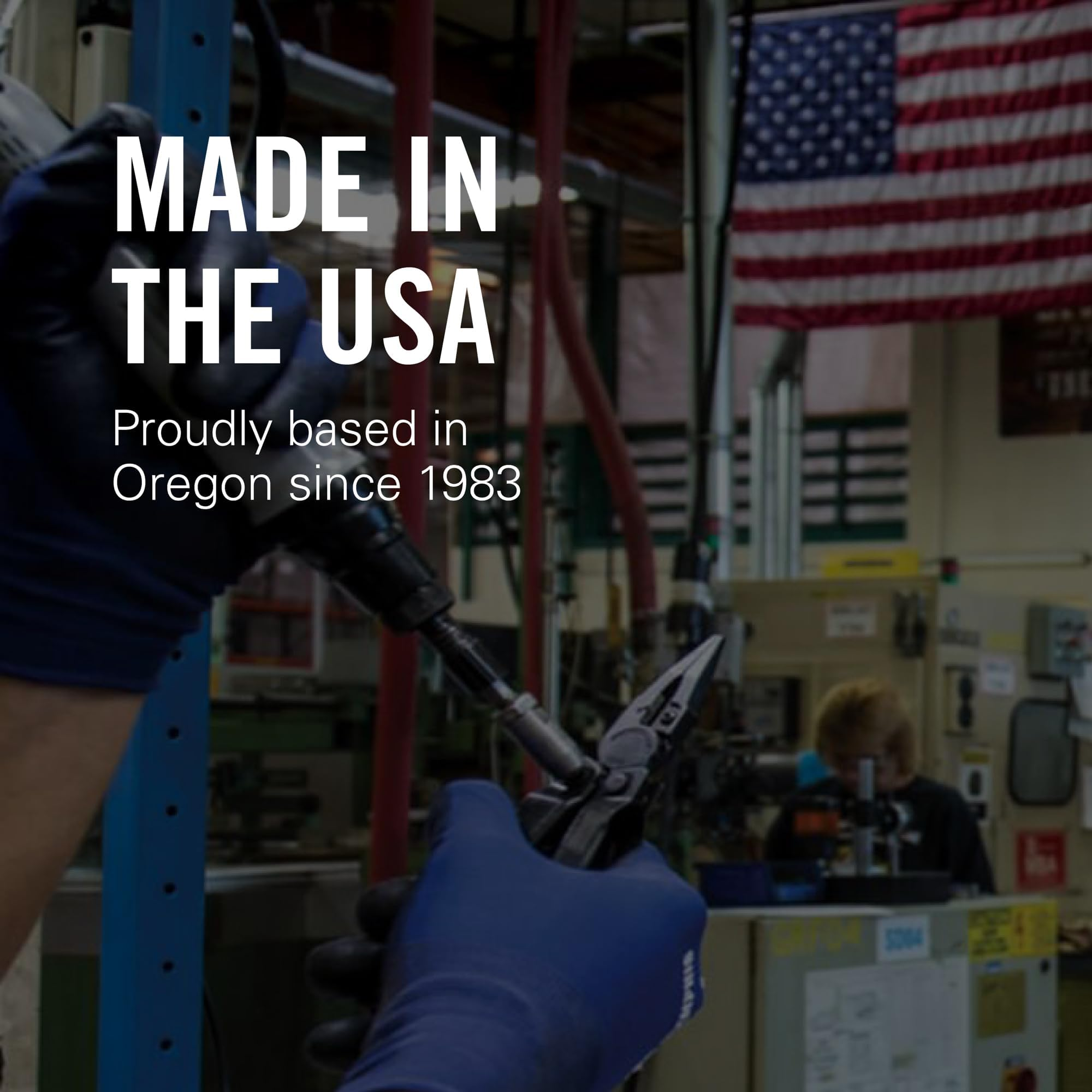 Hände in blauen Handschuhen halten Zange vor der US-Flagge und Fabrik.