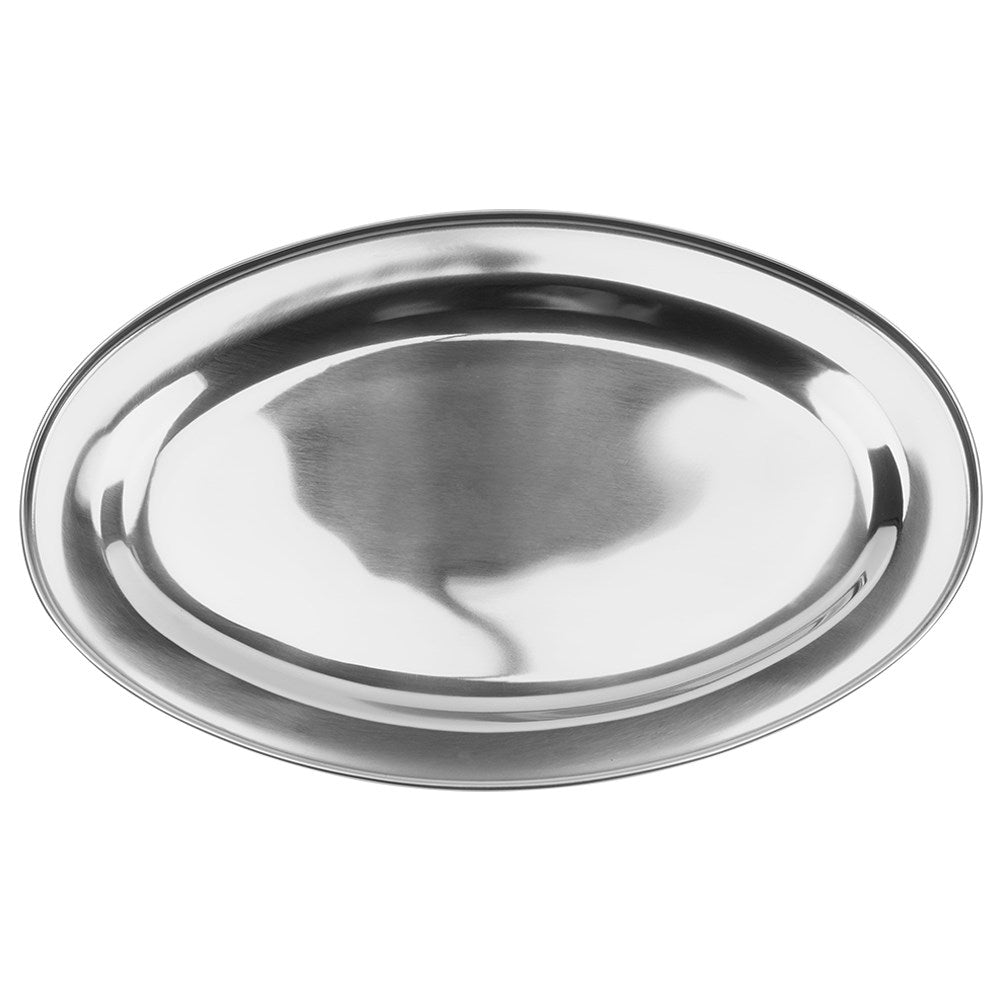 Una bandeja ovalada de acero inoxidable brillante sobre fondo blanco.
