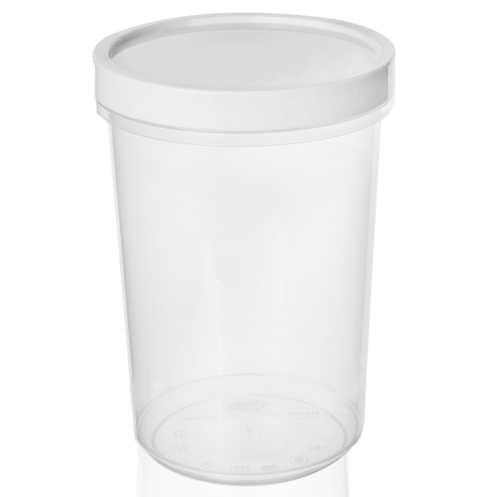 Un recipiente de plástico transparente con tapa blanca se alza sobre fondo blanco.