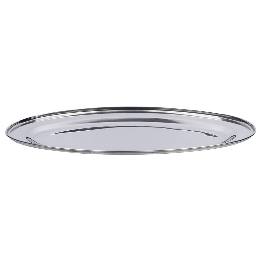 Una bandeja ovalada de plata brillante sobre fondo blanco.