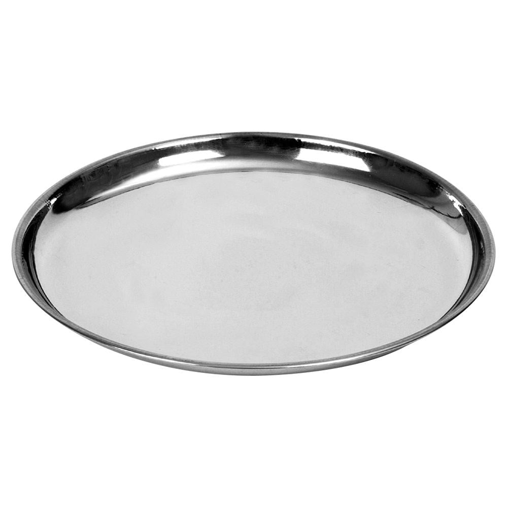 Una bandeja ovalada de plata brillante sobre fondo blanco.