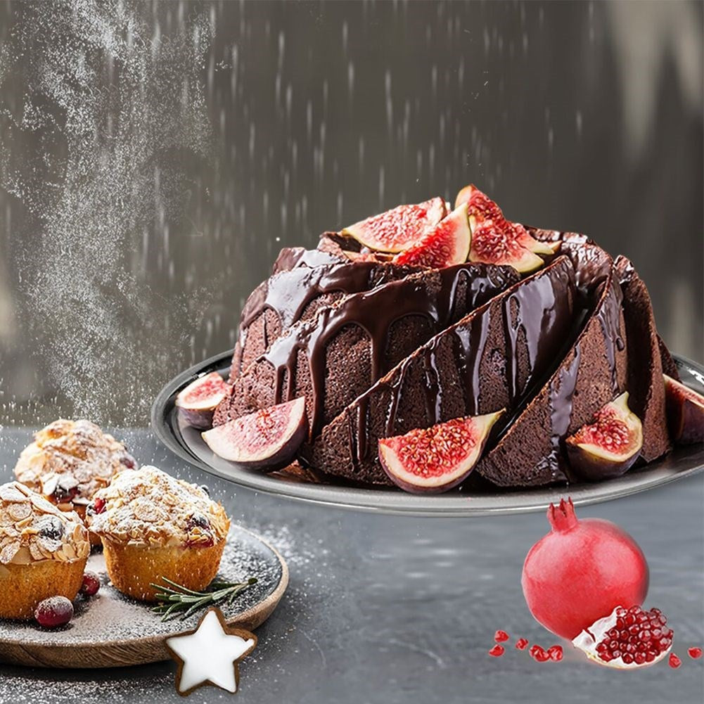 Pastel de chocolate con higos, muffins y granada, espolvoreado con azúcar glas.