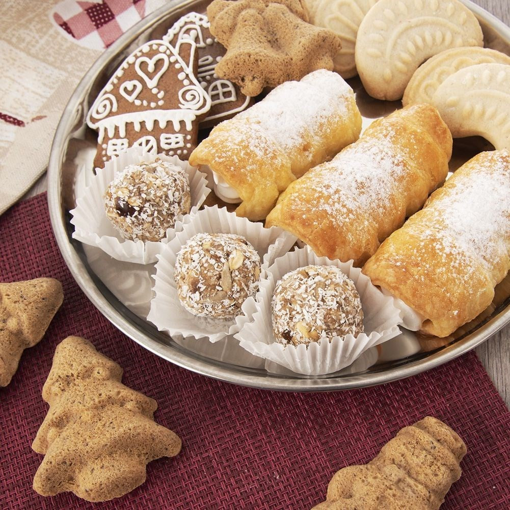 Plato de dulces: galletas, pan de jengibre y cannoli espolvoreados con azúcar glas.