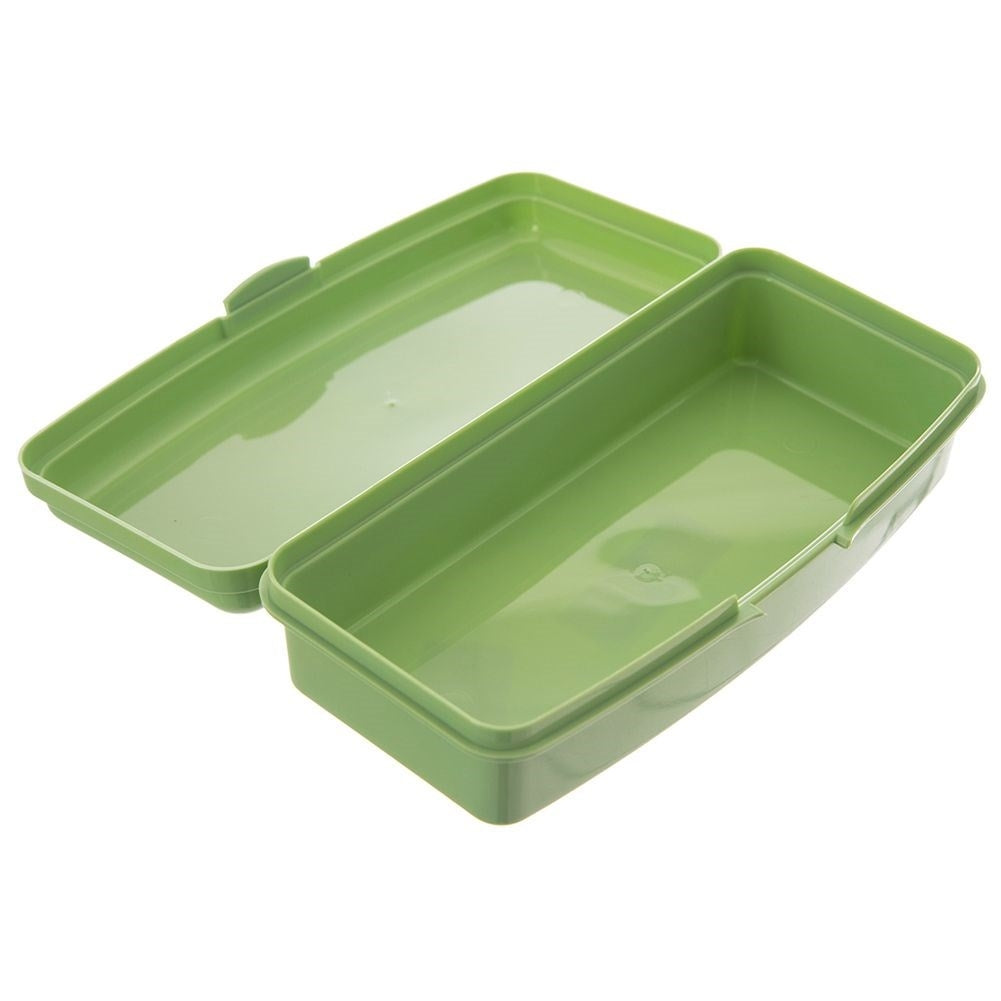 Una caja de plástico verde con la tapa abierta, vista de cerca.