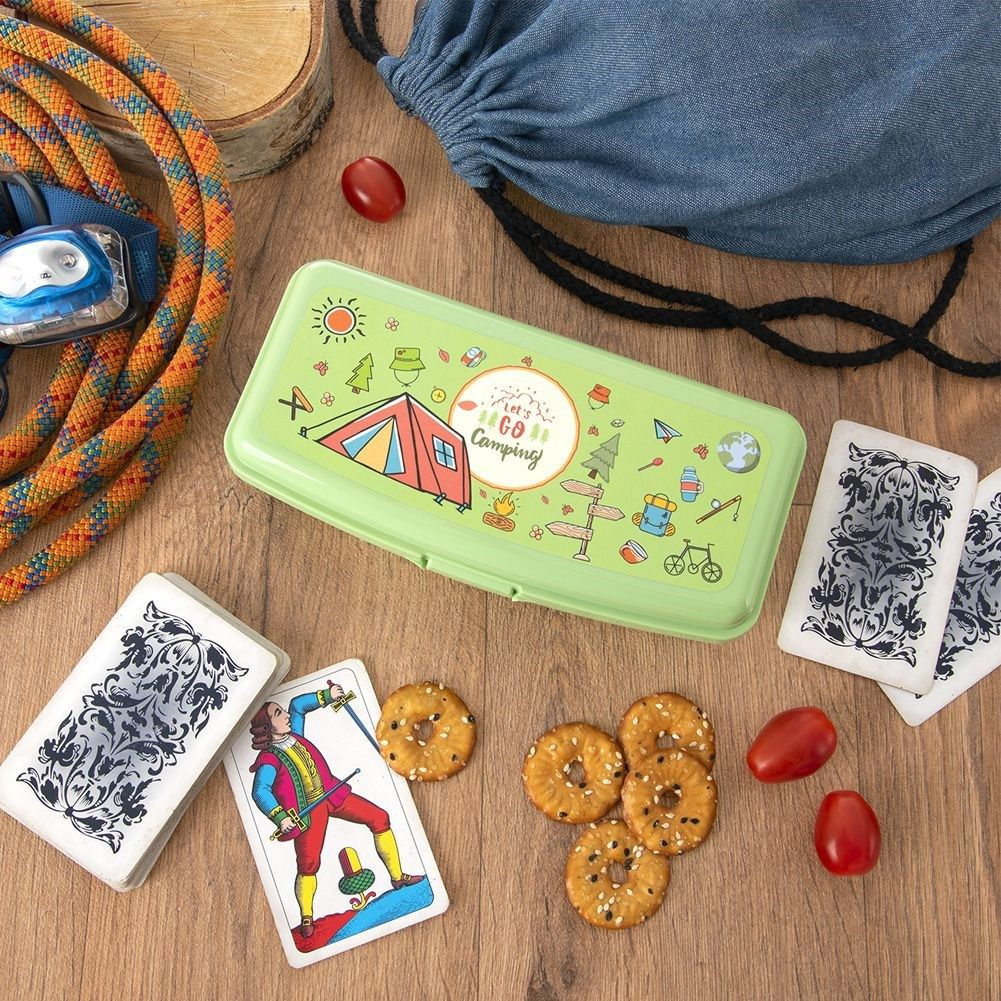 Contenedor verde con motivos de camping, cuerda, cartas, galletas y tomates.
