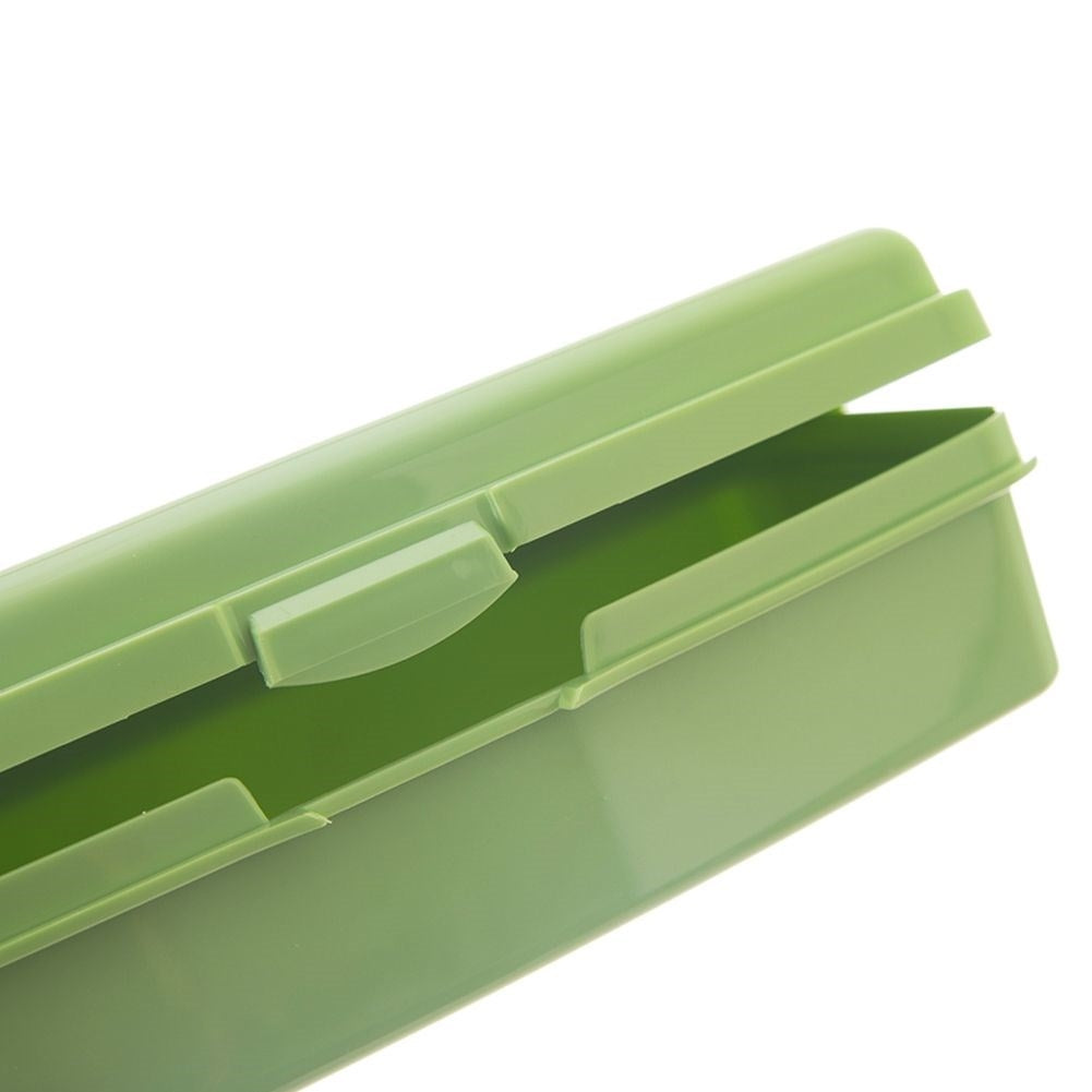 Un contenedor verde con la tapa abierta, vista de cerca.