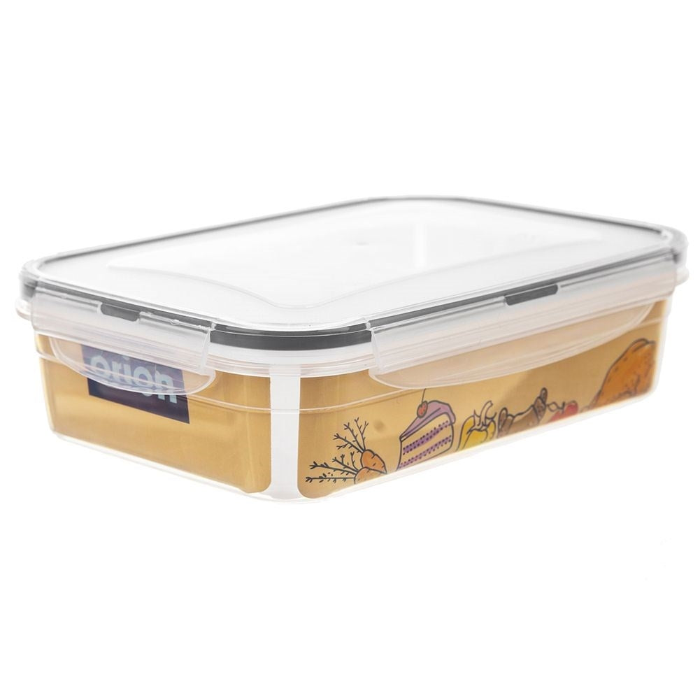 Un recipiente rectangular transparente para alimentos con tapa blanca y cierres a presión. Decorado con zanahorias, pastel y más.