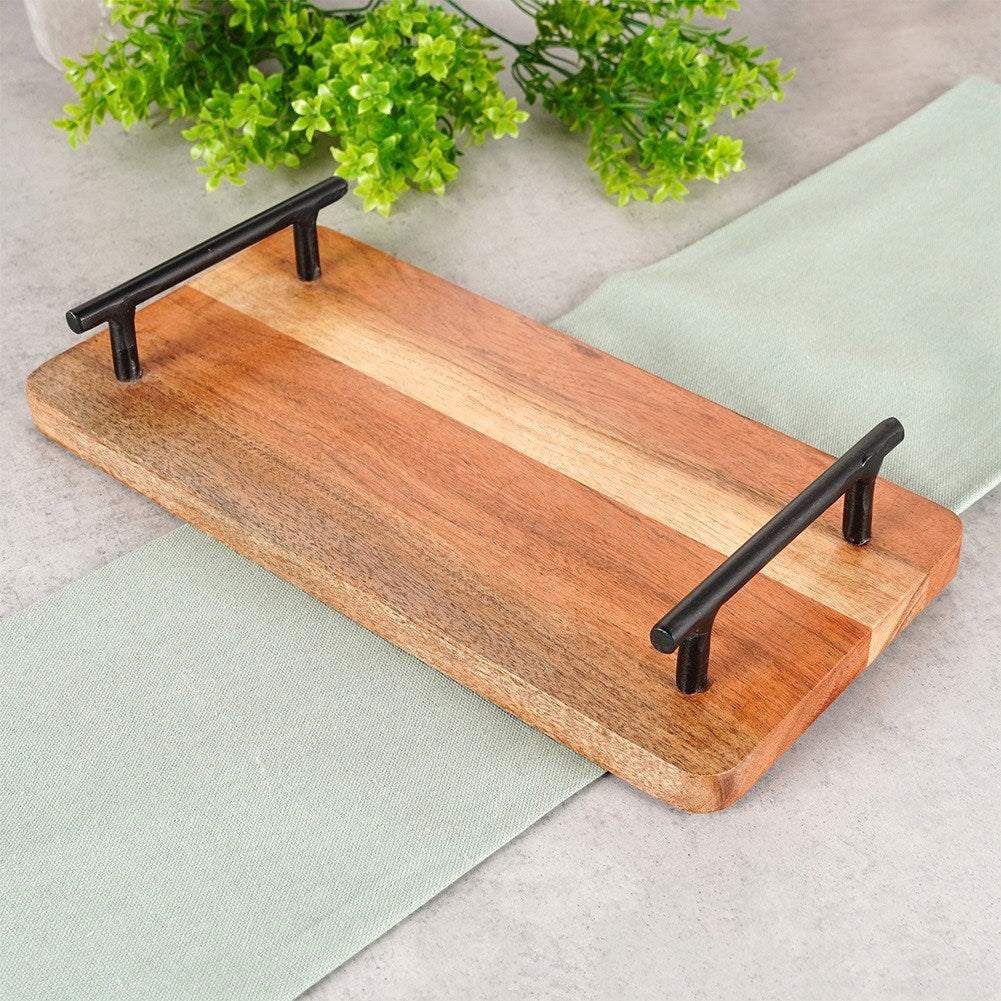 Una bandeja rectangular de madera con asas negras sobre tela verde claro.
