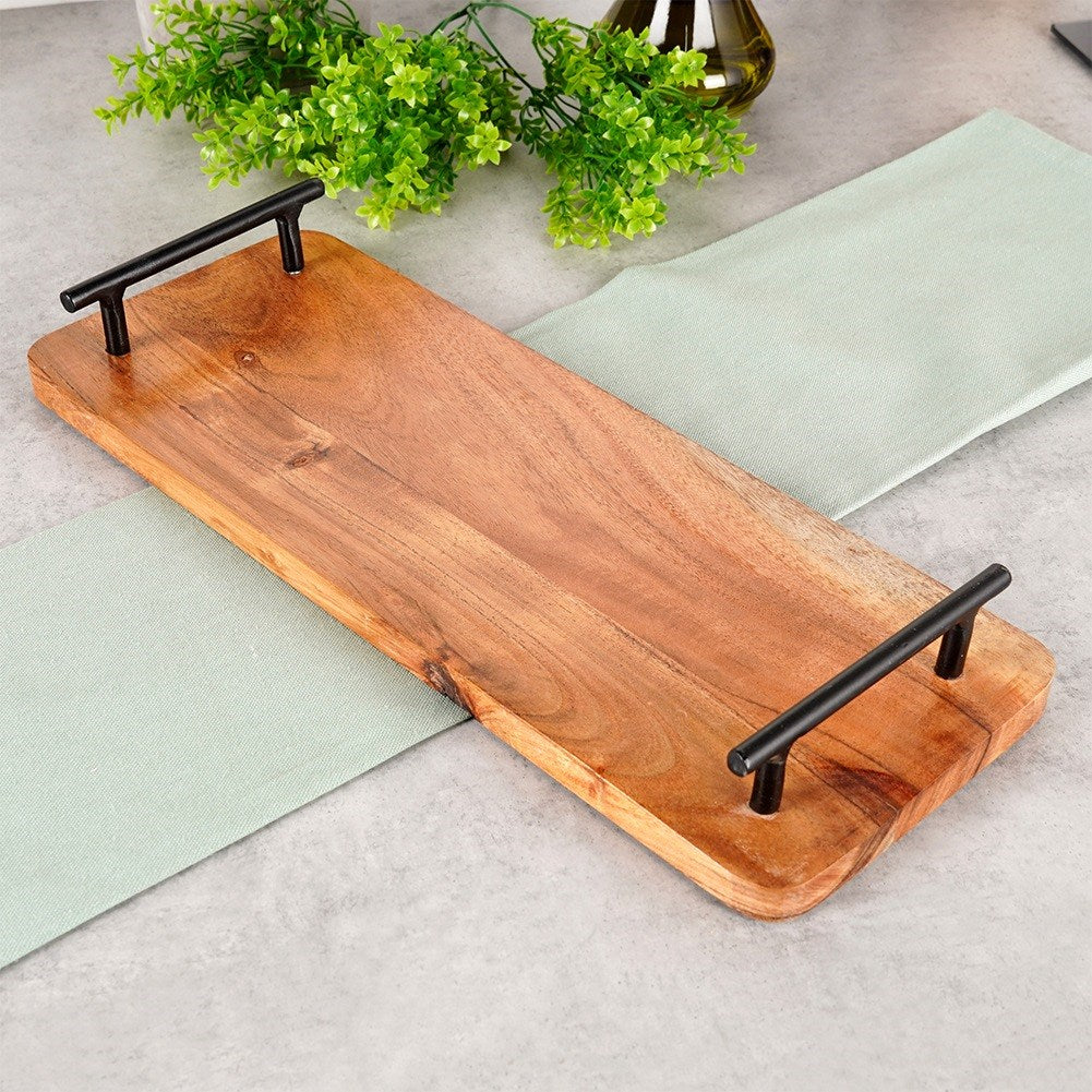Un vassoio in legno con manici neri su un tavolo.