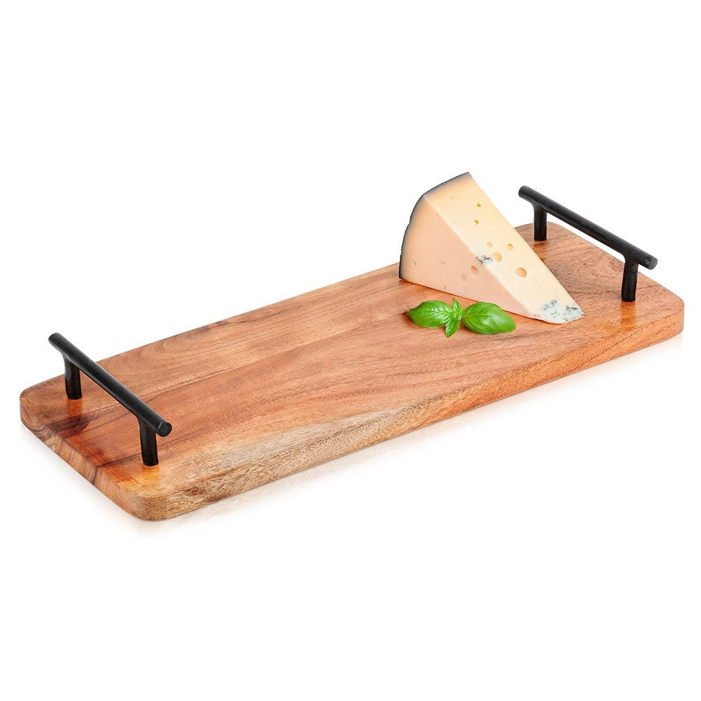 Uno spicchio di formaggio con basilico su un tagliere di legno con manici.