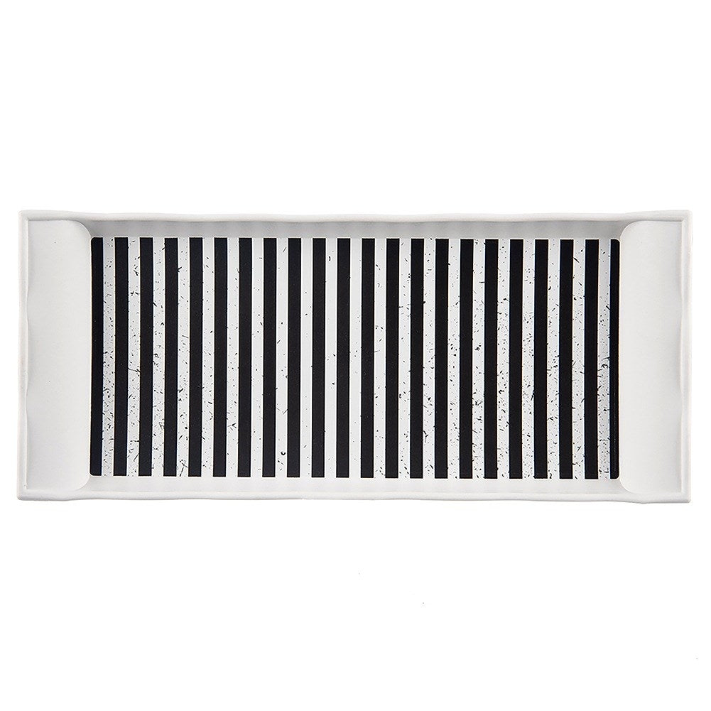 Bandeja rectangular blanca con rayas verticales blancas y negras.