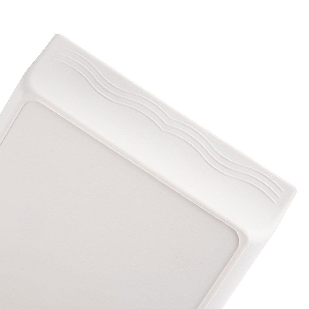 Una superficie rectangular blanca con líneas onduladas en el borde superior.