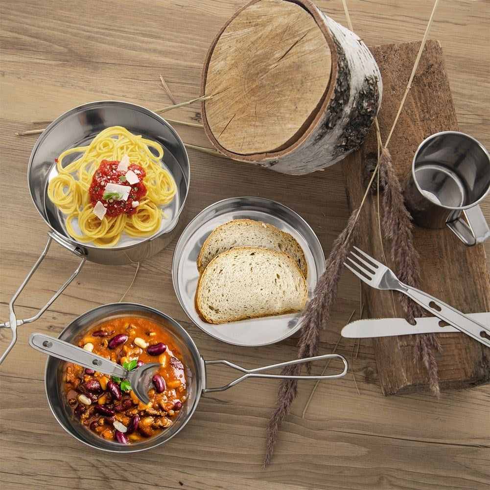 Espaguetis, chile y pan en platos de metal con madera y cubiertos.