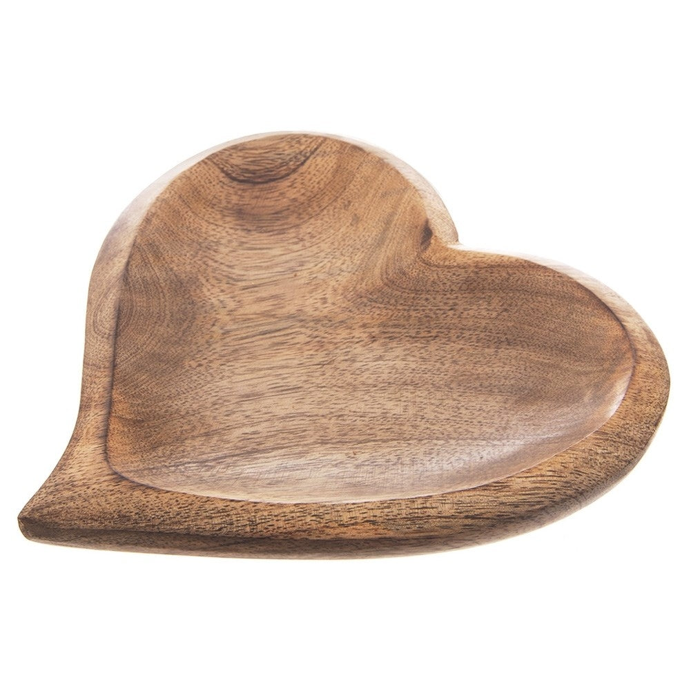 Un plato de madera en forma de corazón con vetas.