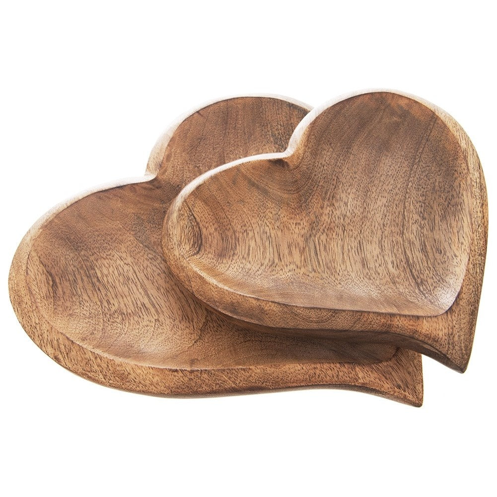 Dos cuencos de madera en forma de corazón apilados.