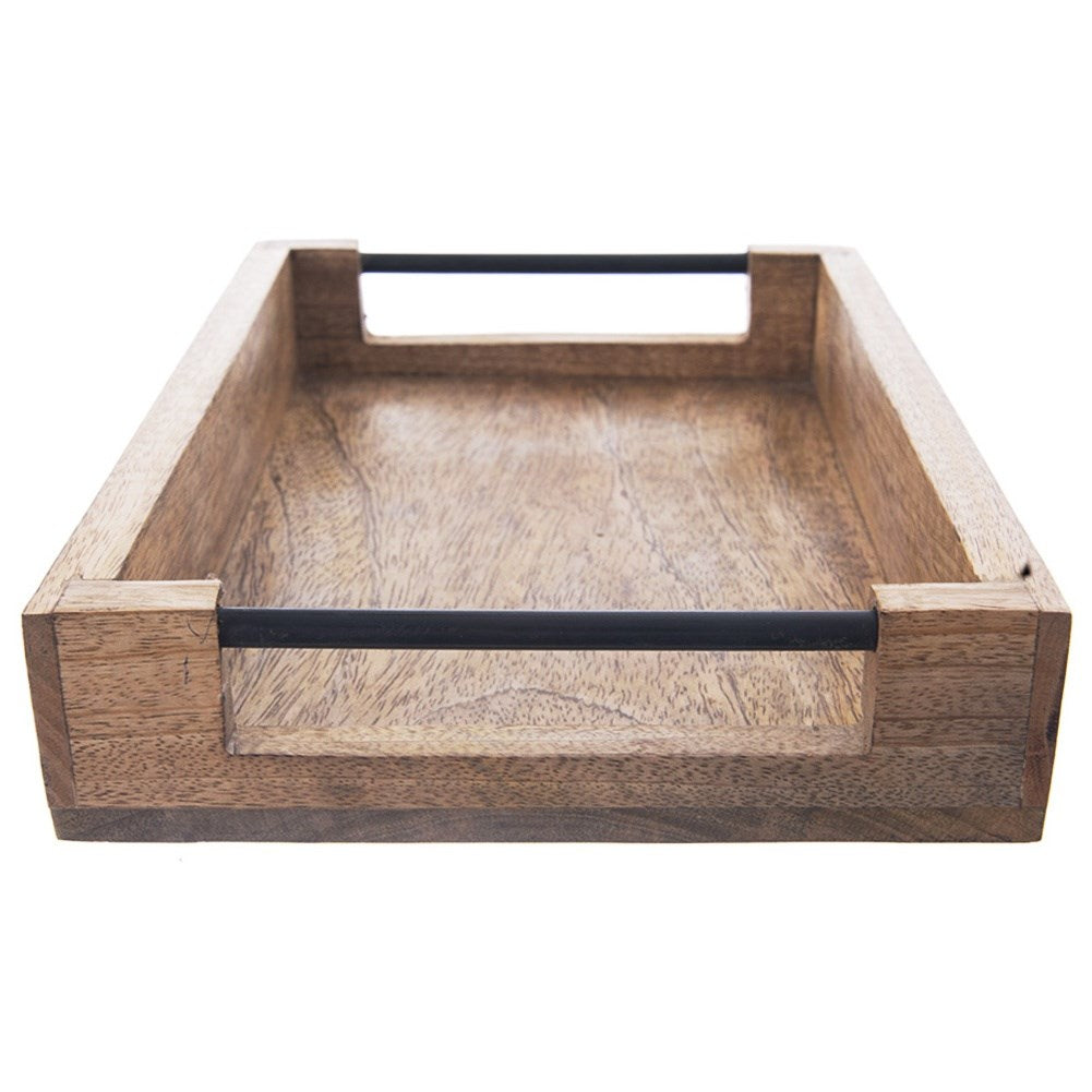 Una bandeja rectangular de madera con asas negras.