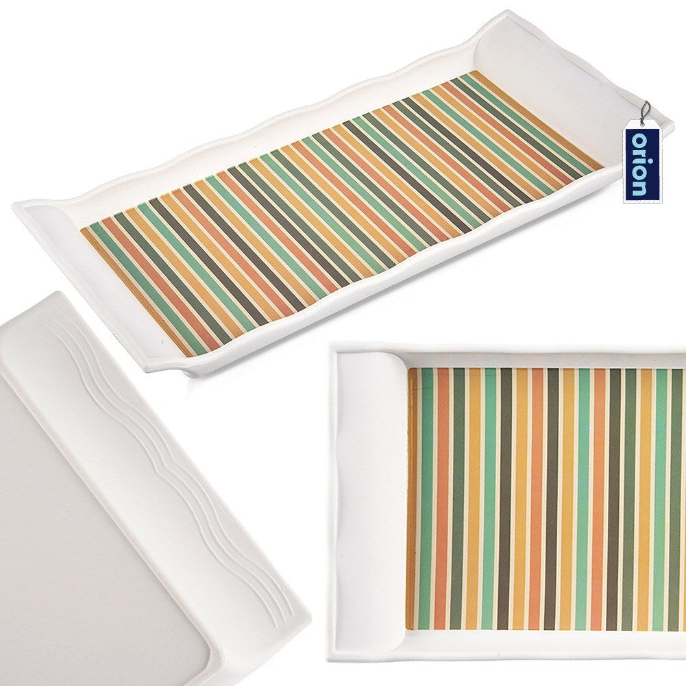 Bandeja rectangular blanca con rayas verticales coloridas y etiqueta de marca.