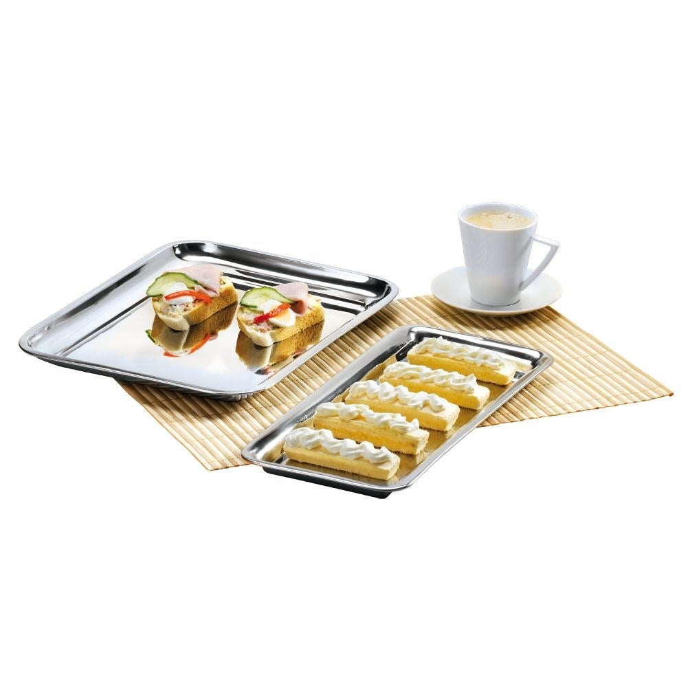 Dos bandejas de aperitivos: una con dos sándwiches abiertos, otra con cinco pasteles.