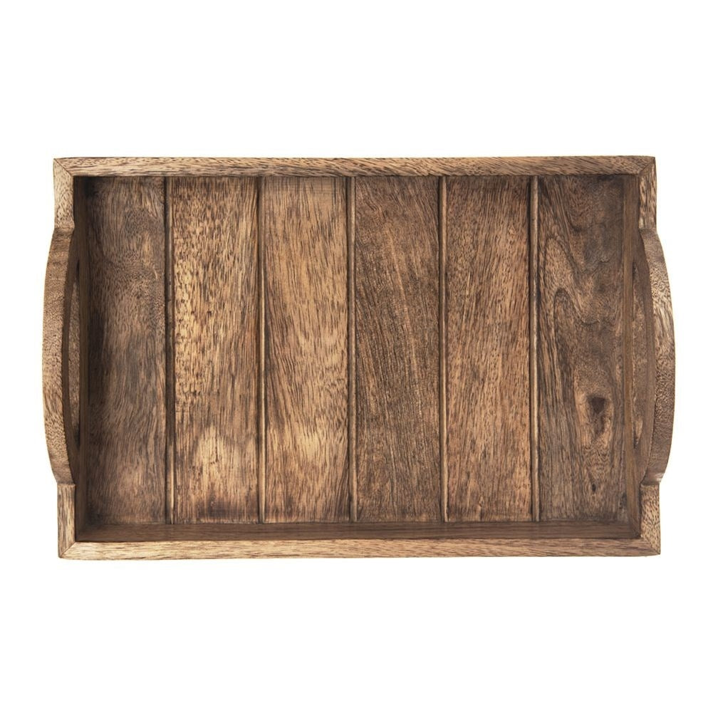 Una bandeja de madera con asas, hecha de tablas verticales.